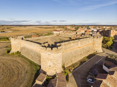 Grajal de Campos Kalesi, 16. yüzyıldan kalma askeri bir yapı. 10. yüzyıldan kalma bir başka kale, Castilla y Leon, İspanya.