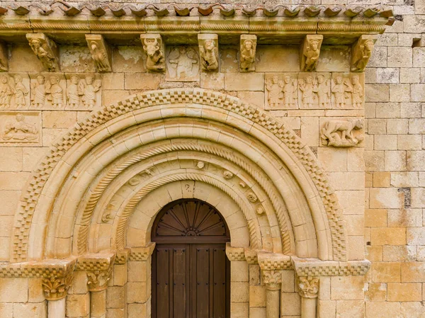 San Pedro de Tejada inzivası, batı kapısı, Romanesk inziva, Puente-Arenas, Merindad de Valdivielso, Burgos, İspanya