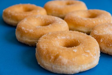 Mavi arkaplanda çörekler