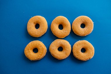 Mavi arkaplanda çörekler