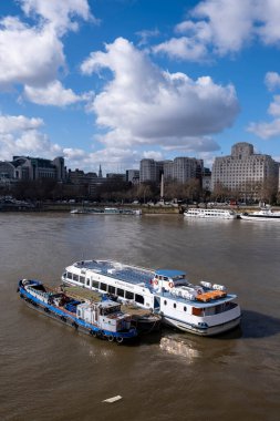 Thames Nehri 'nde mavnalar, Londra, İngiltere, Büyük Britanya