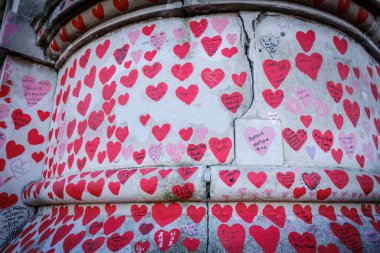 Thames nehrinin yanındaki Covid Anıtı COVID virüsü kurbanlarına hürmetle boyanmış kalpler, Londra, İngiltere, İngiltere