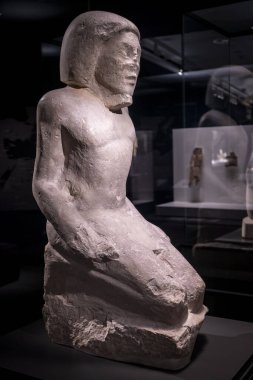 Bir tutsak heykeli, duygusuz taş, 6. hanedan, M.Ö. 2345-2181, Saqara, Mısır, Britanya Müzesi koleksiyonu.