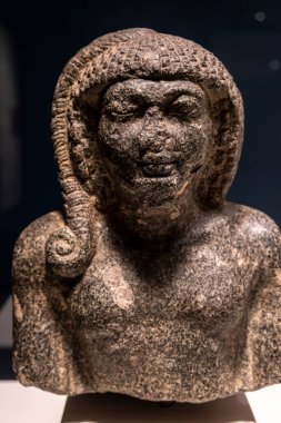 Bir prens heykeli, granit, 19. hanedan, MÖ 1279-1203, Mısır, Britanya Müzesi koleksiyonu.