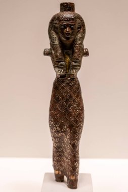 Kraliçe heykeli, bronz, 25. hanedan, M.Ö. 1716-656, Mısır, Britanya Müzesi koleksiyonu.