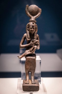 Oğlu Horus ile birlikte tanrıça İsis 'in heykelciği, bronz, geç dönem, Mısır, British Museum koleksiyonu.