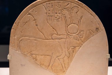 Stela ile Hathor inek, kireç taşı, 18. hanedan, Mentuhotep II tapınağı, Deir el-Bahari, Teb, Mısır, British Museum koleksiyonu