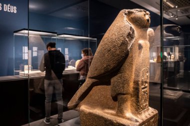 Tanrı Re-Horakhty 'nin heykeli, granit, XIX Hanedanı, MÖ 1279-1213 yılları arasında Ramses saltanatı, El-Maskhuta, Mısır' a (Kültür Merkezi La Caixa - Palma), Britanya Müzesi koleksiyonu