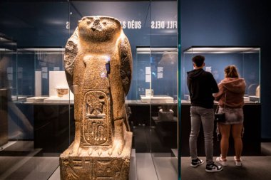 Tanrı Re-Horakhty 'nin heykeli, granit, XIX Hanedanı, MÖ 1279-1213 yılları arasında Ramses saltanatı, El-Maskhuta, Mısır' a (Kültür Merkezi La Caixa - Palma), Britanya Müzesi koleksiyonu