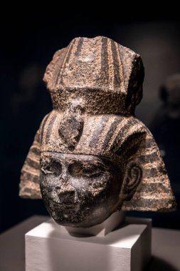 Muhtemelen Firavun Shabaka 'nın başı, granit, MÖ 25. hanedan, 716-702, muhtemelen Heliopolis, Mısır, British Museum koleksiyonu.