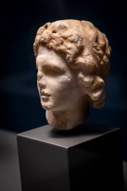 Büyük İskender 'in başı, mermer, Makedon hanedanı Büyük İskender' in hükümdarlığı, granit, MÖ 332-323 yılları arasında Afrodit Tapınağı, Cyrene, Libya, Mısır, Britanya Müzesi koleksiyonu.
