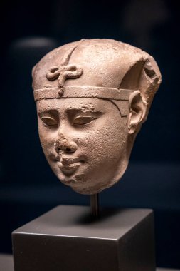 Ptolemaic firavunu, kireç taşı, Ptolemaic hanedanının başı, MÖ 305-30 yılları arasında. C, Mısır, İngiliz Müzesi koleksiyonu.