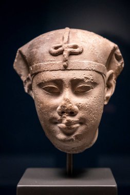 Ptolemaic firavunu, kireç taşı, Ptolemaic hanedanının başı, MÖ 305-30 yılları arasında. C, Mısır, İngiliz Müzesi koleksiyonu.