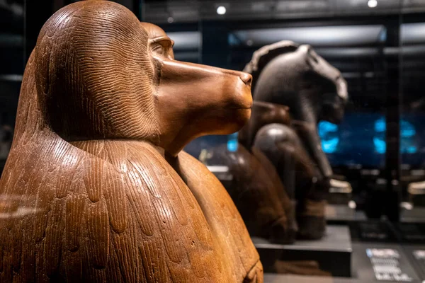 Çömelmiş bir babun figürü, kırmızı kuartzit, 18. hanedan hükümdarı Amenhotep III, İngiliz Müzesi koleksiyonu.