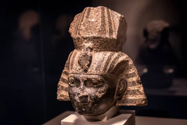 Muhtemelen Firavun Shabaka 'nın başı, granit, MÖ 25. hanedan, 716-702, muhtemelen Heliopolis, Mısır, British Museum koleksiyonu.