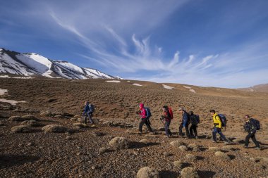 Dikenli çalıların arasında yürüyüş grubu, MGoun yürüyüşü, Atlas dağ sırası, Fas, Afrika