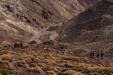 Arous Vadisi 'ne, MGoun Yürüyüşü' ne, Atlas Dağları 'na, Fas' a, Afrika 'ya doğru iniyoruz.
