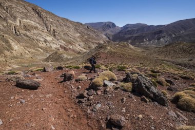 Arous Vadisi 'ne, MGoun Yürüyüşü' ne, Atlas Dağları 'na, Fas' a, Afrika 'ya doğru iniyoruz.