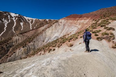 Arous Vadisi 'ne, MGoun Yürüyüşü' ne, Atlas Dağları 'na, Fas' a, Afrika 'ya doğru iniyoruz.