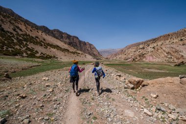 Patikadaki yürüyüşçüler, MGoun yürüyüşü, Ait Said, Atlas sıradağları, Fas, Afrika