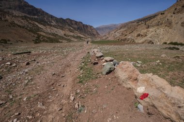Patikadaki yürüyüşçüler, MGoun yürüyüşü, Ait Said, Atlas sıradağları, Fas, Afrika