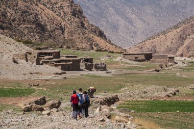 Patikadaki yürüyüşçüler, MGoun yürüyüşü, Ait Said, Atlas sıradağları, Fas, Afrika