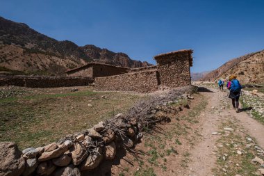 Patikadaki yürüyüşçüler, MGoun yürüyüşü, Ait Said, Atlas sıradağları, Fas, Afrika