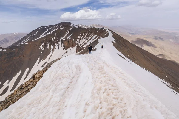 尾根上の登山家は トップイギリスM Goun 071メートル アトラス山脈 モロッコ アフリカ — ストック写真