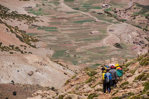 Timaratine, MGoun trek, Atlas sıradağları, Fas, Afrika üzerinden Azib Ikkis 'e giden patika.