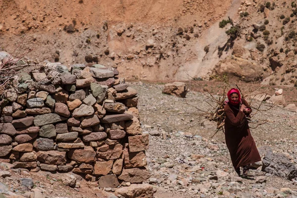 Žena Palivem Azib Ikkis Pohoří Atlas Morocco Africa — Stock fotografie