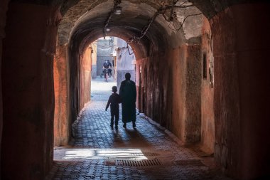 Sokakta ışıklar ve gölgeler, Marakeş, Fas, Afrika