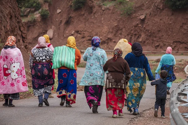 Group Berber Women Going Work Paved Road Ait Blal Azilal — Stock fotografie