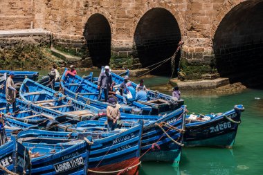 Klasik Fas balıkçı tekneleri, balıkçı limanı, Essaouira, Fas, Afrika
