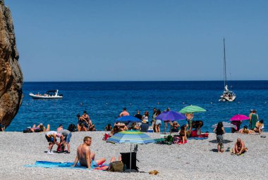 Turistler çakıl taşı plajında, Torrent de Pareis, Sa Calobra, Mayorka, Balear Adaları, İspanya