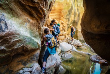 Su alan bölgelerden kaçan yürüyüşçüler, Torrent de Pareis, Sa Calobra, Majorca, Balearic Adaları, İspanya