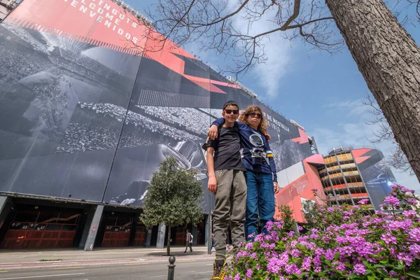 스페인 발렌시아에 경기장 앞에서 청소년 — 스톡 사진