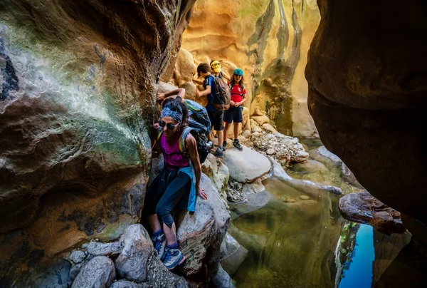 Su alan bölgelerden kaçan yürüyüşçüler, Torrent de Pareis, Sa Calobra, Majorca, Balearic Adaları, İspanya