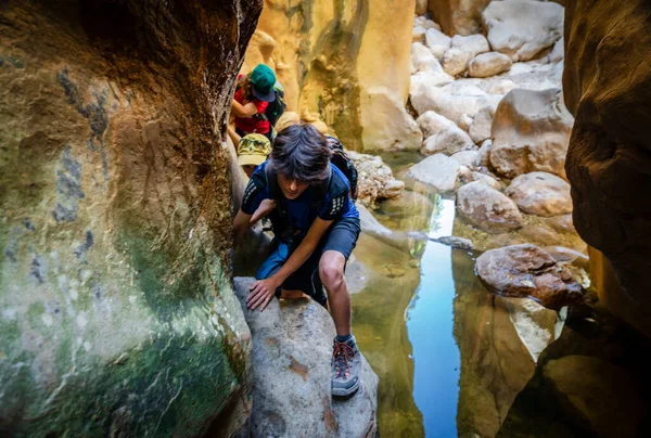 Su alan bölgelerden kaçan yürüyüşçüler, Torrent de Pareis, Sa Calobra, Majorca, Balearic Adaları, İspanya