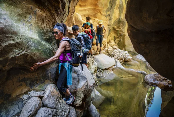 Su alan bölgelerden kaçan yürüyüşçüler, Torrent de Pareis, Sa Calobra, Majorca, Balearic Adaları, İspanya