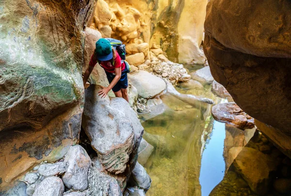 Su alan bölgelerden kaçan yürüyüşçüler, Torrent de Pareis, Sa Calobra, Majorca, Balearic Adaları, İspanya