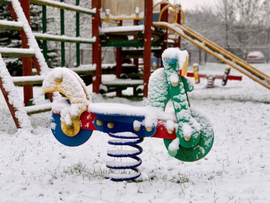 Kışın parkta tahta motosiklet, kar.