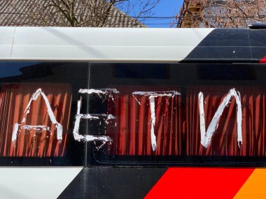 Kelimeler Minibüsün camına beyaz boyayla yazılmış çocuklar, Ukrayna 'daki tahliye çocukları, mülteciler.