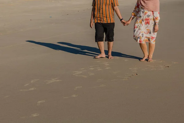 Unga Par Promenader Sidan Stranden Njuter Semester Sommaren — Stockfoto