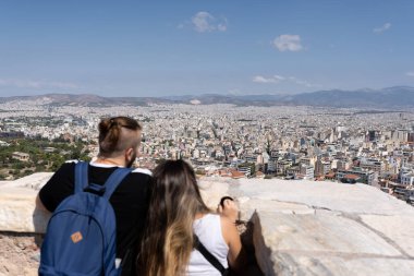 Yunanistan 'da Atina şehir manzarası, seyahat ve turizm kavramlarına bakan bir çift görülüyor