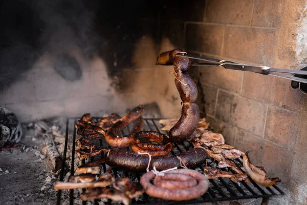 Неузнаваемый человек готовит свинину на дровяном барбекю. Закрыть. — стоковое фото