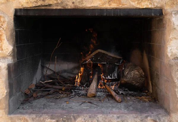 Fogão queimando dentro do churrasco, a fim de fazer carvão para cozinhar — Fotografia de Stock