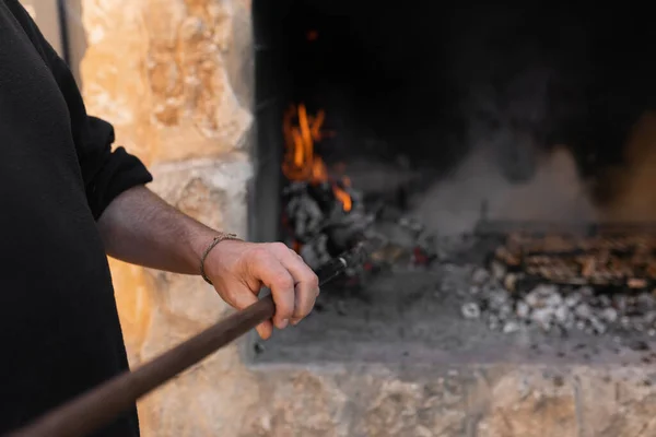 Tanınmayan bir adam, yemek pişirilirken mangalda kömür yakıyor. Kapat.. — Stok fotoğraf