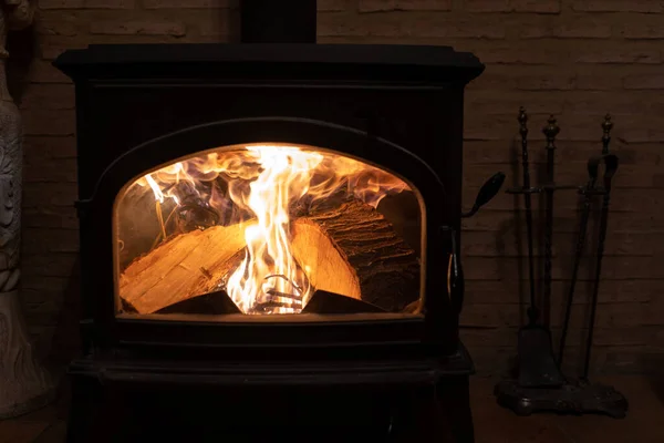 Um queimador de carvão está ficando mais quente com a lenha queimando dentro — Fotografia de Stock