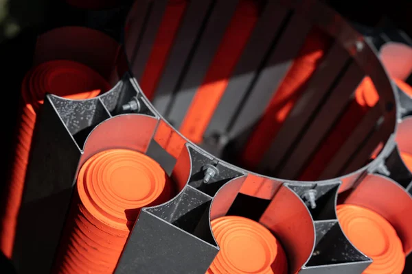 Çamur güvercinleriyle dolu kuşatma makinası. Kapat..