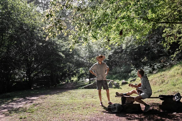 Deux Jeunes Amis Masculins Jouent Guitare Dans Nature Entourée Arbres — Photo